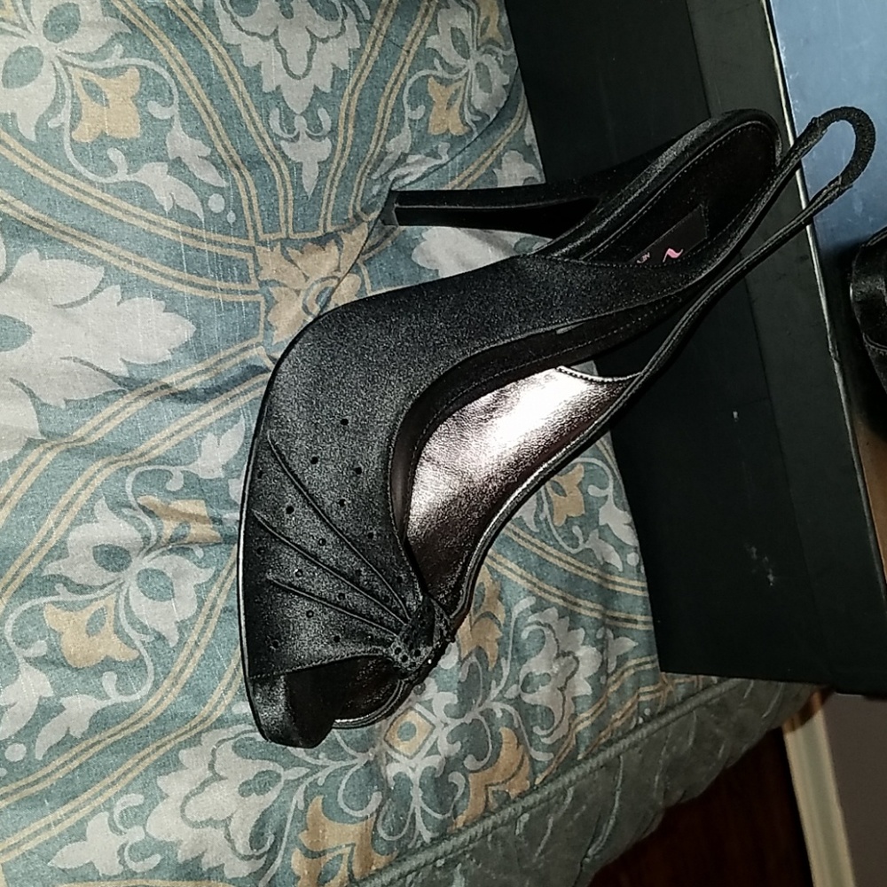 🎉BRAND NEW BEAUTIFUL BLACK HEELS.🎉